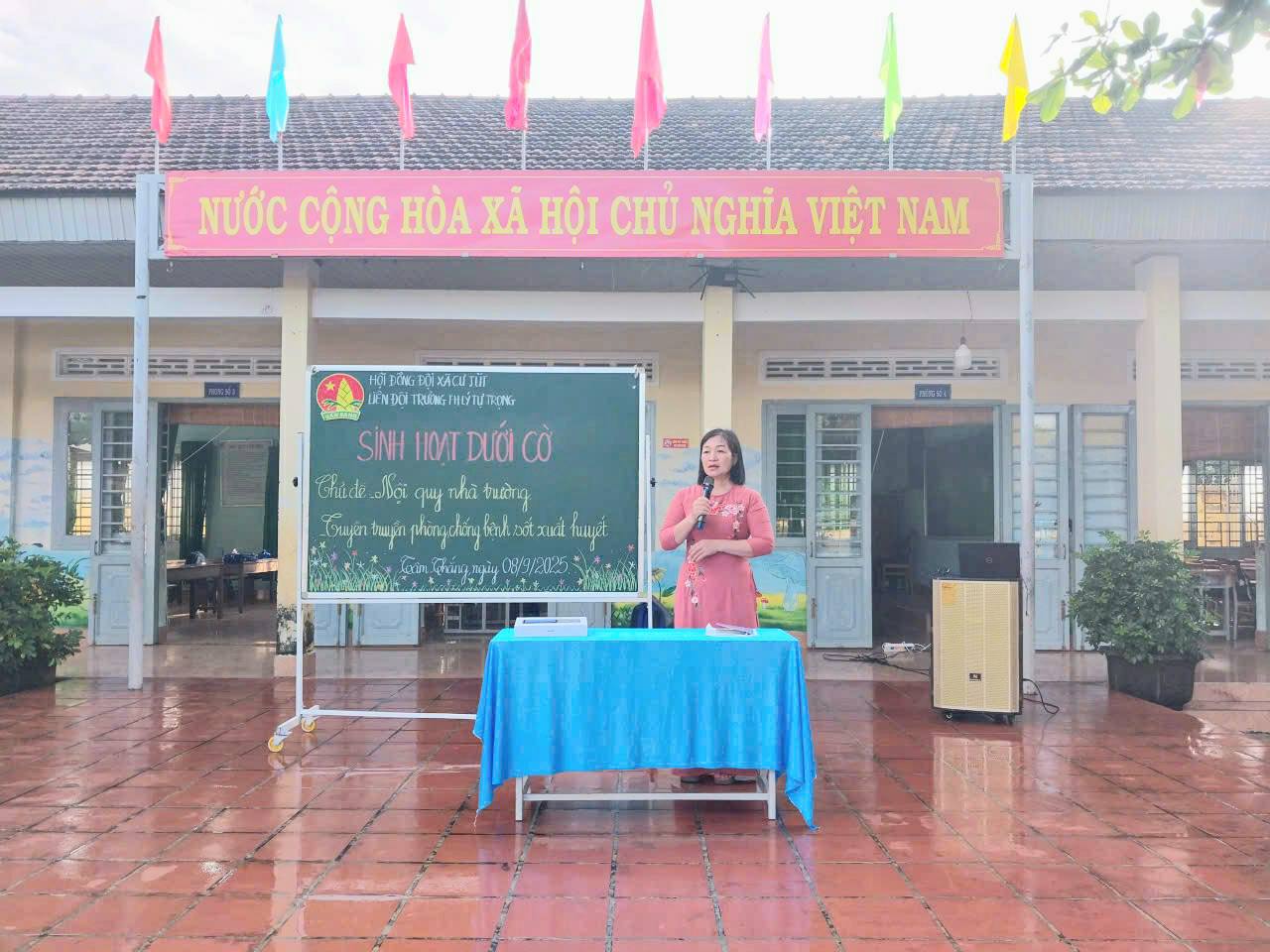 sinh hoạt dưới cờ
