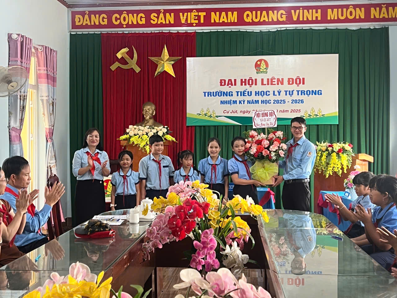 Ân tặng hoa đại hội 2