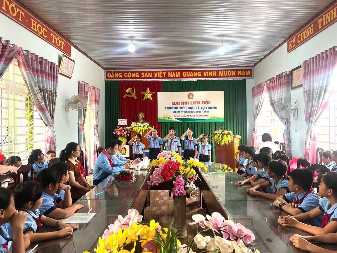 đoàn chủ tịch