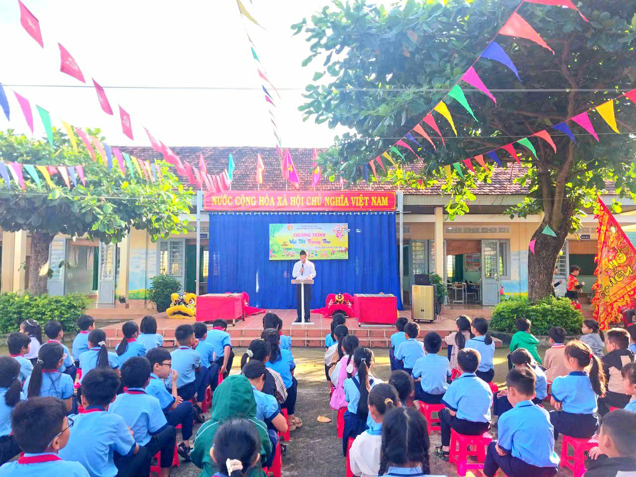 Thầy HT đọc thư