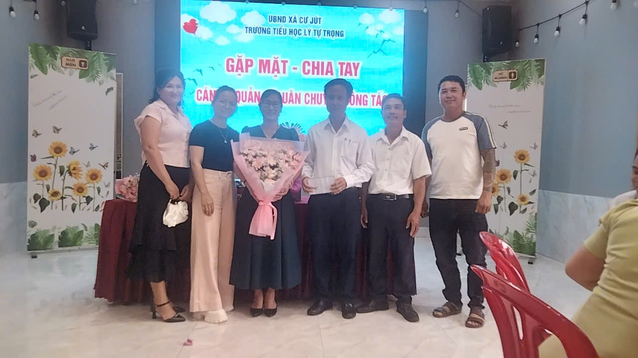 ban đại diện CMHS tặng quà
