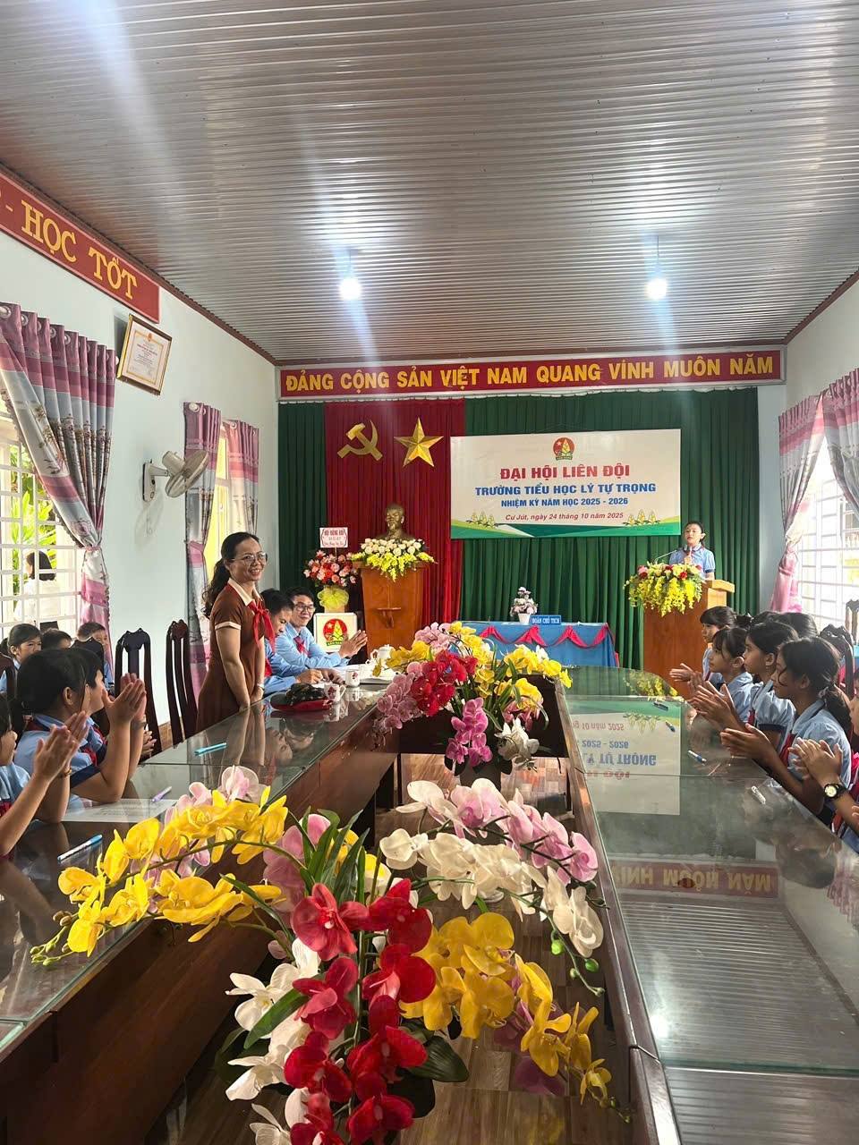 giới thiệu cô Phụng