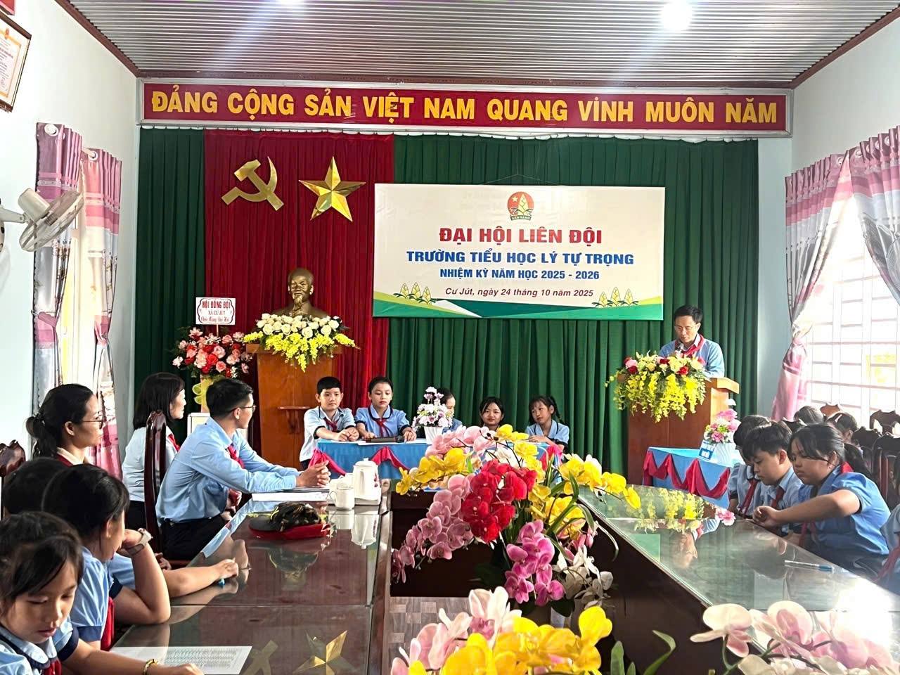 thầy phát biểu đại hội