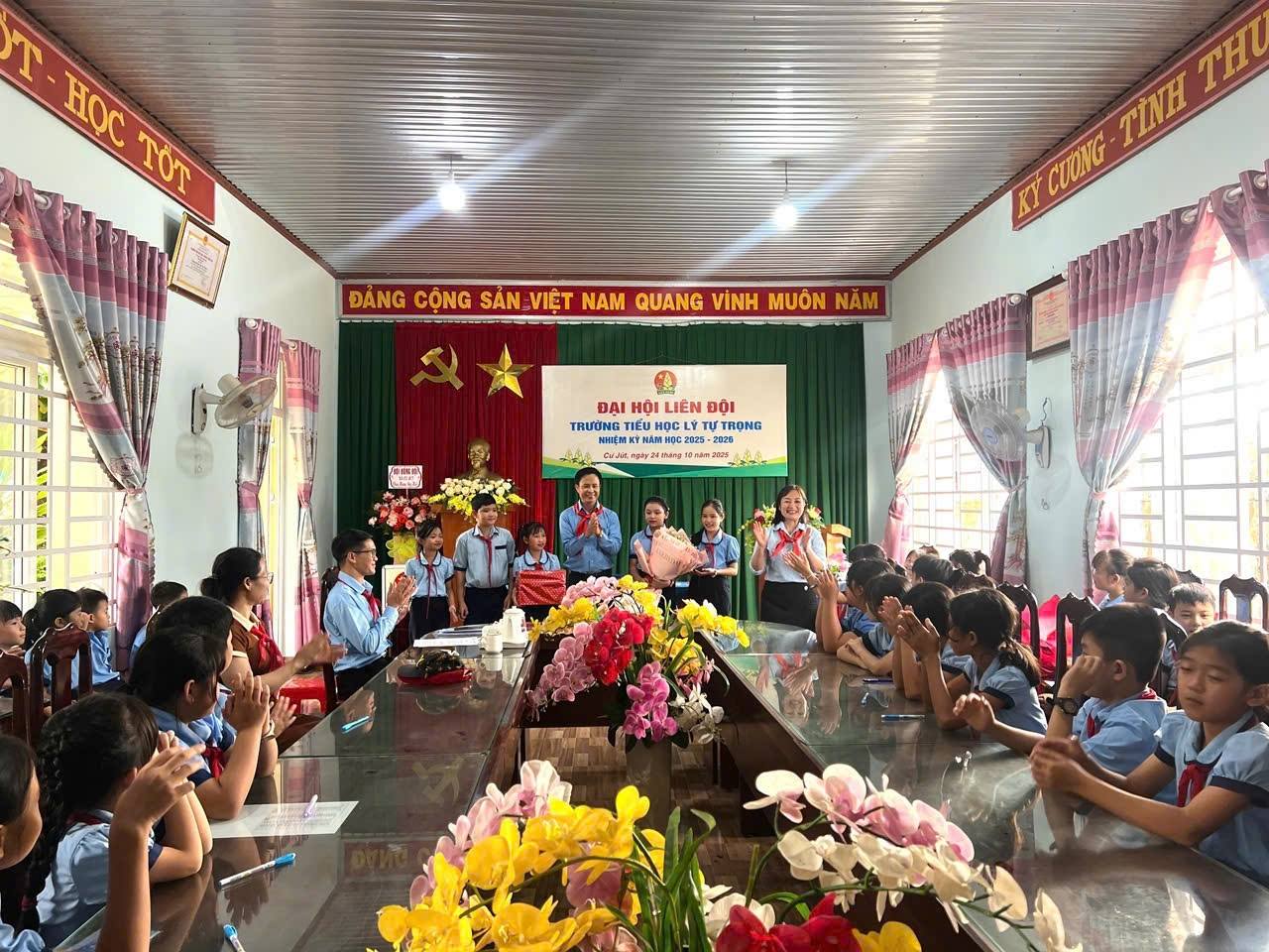 thầy tặng hoa và quà đại hội LĐ